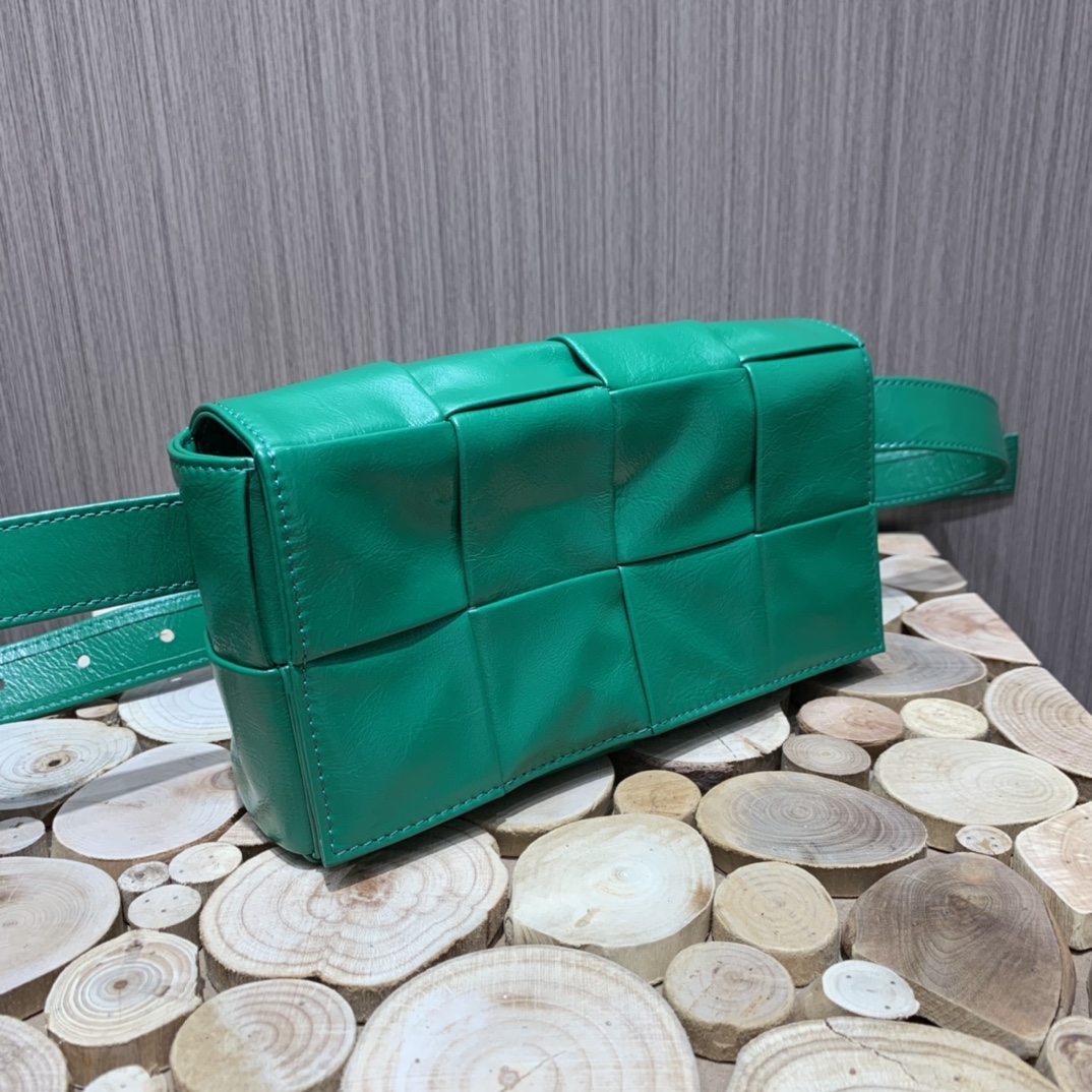 Bottega Veneta葆蝶家 Cassttte四格 651053油蜡皮赛车绿