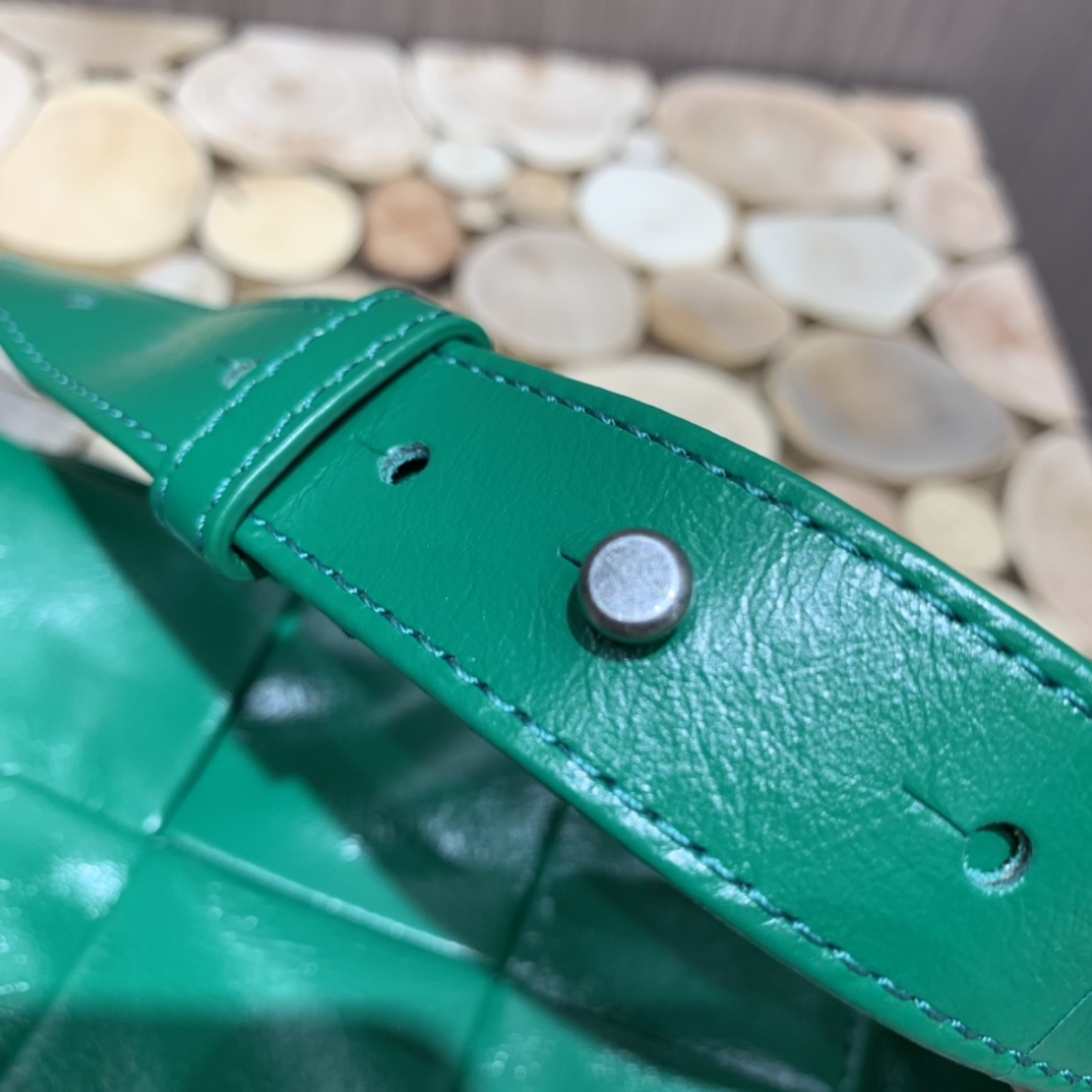 Bottega Veneta葆蝶家 Cassttte四格 651053油蜡皮赛车绿