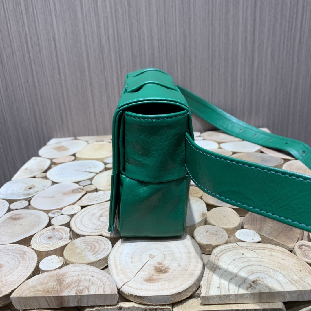 Bottega Veneta葆蝶家 Cassttte四格 651053油蜡皮赛车绿
