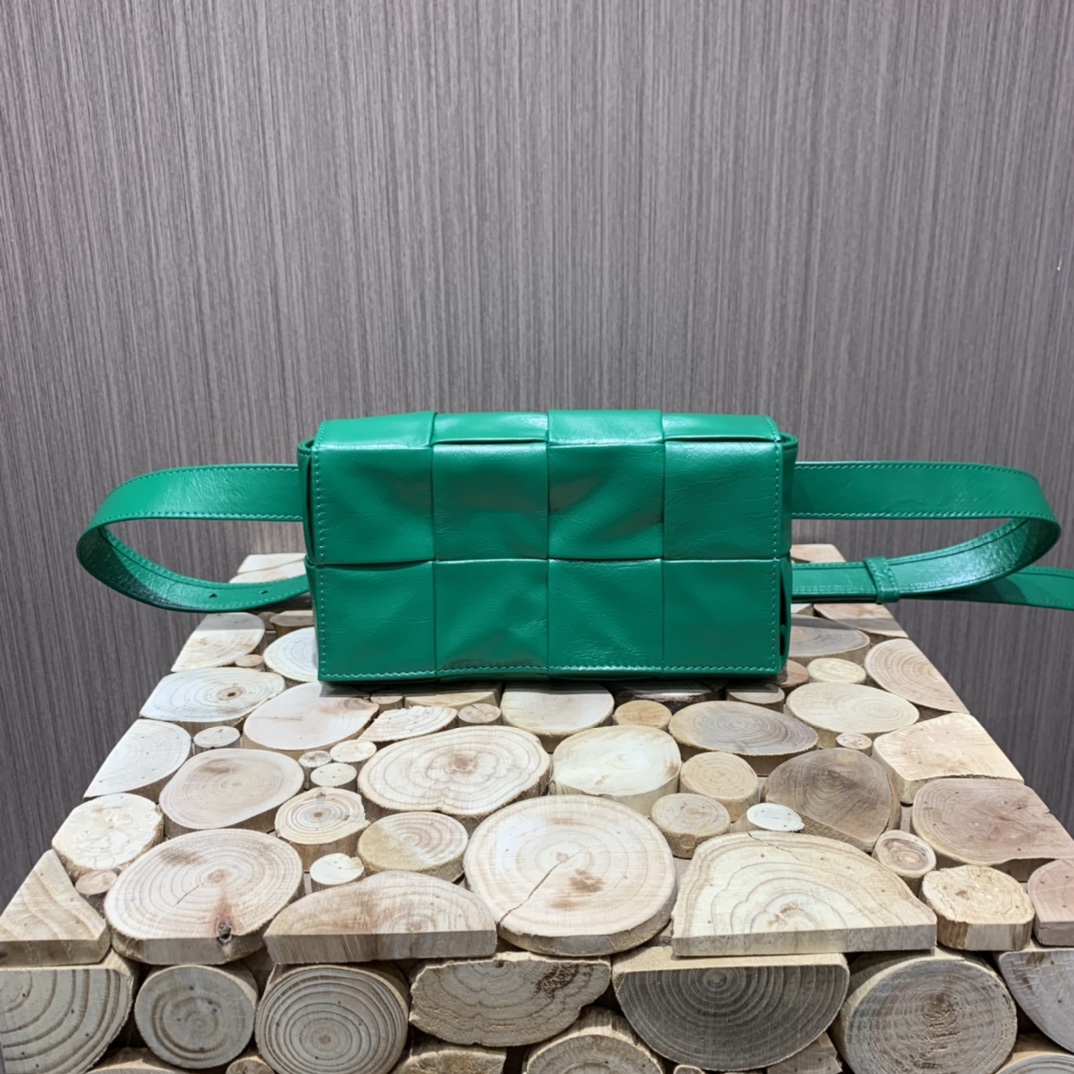 Bottega Veneta葆蝶家 Cassttte四格 651053油蜡皮赛车绿