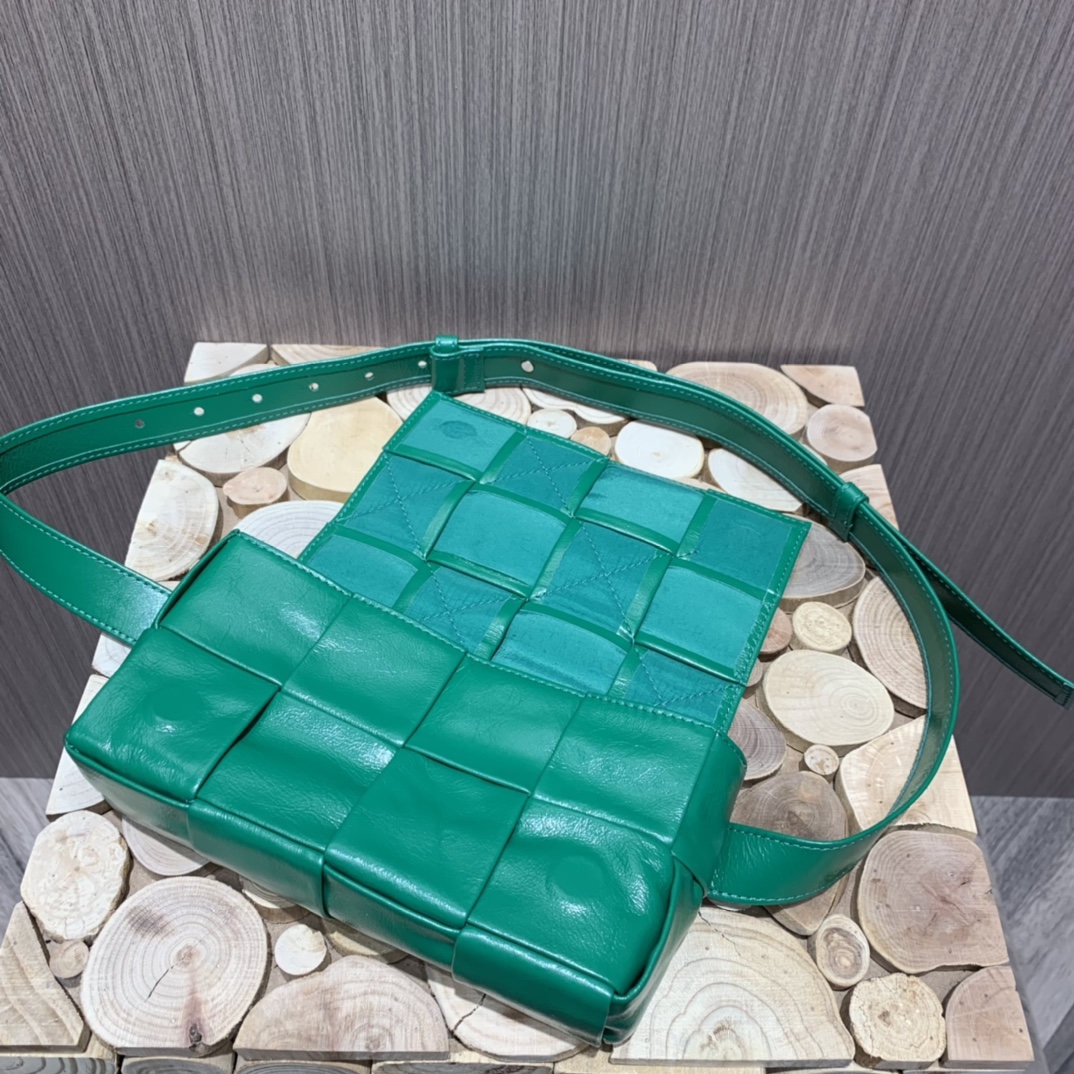 Bottega Veneta葆蝶家 Cassttte四格 651053油蜡皮赛车绿