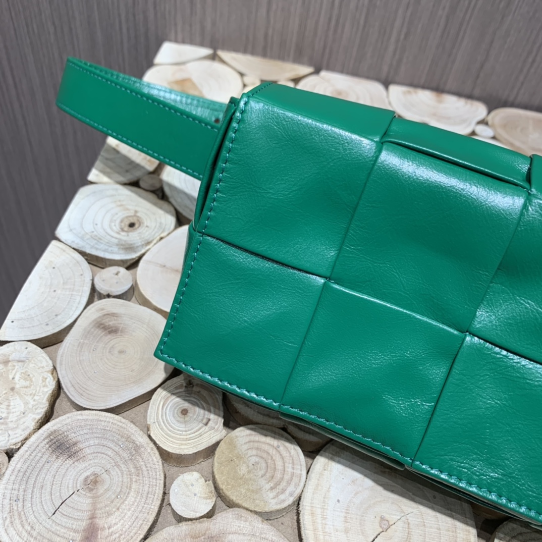 Bottega Veneta葆蝶家 Cassttte四格 651053油蜡皮赛车绿
