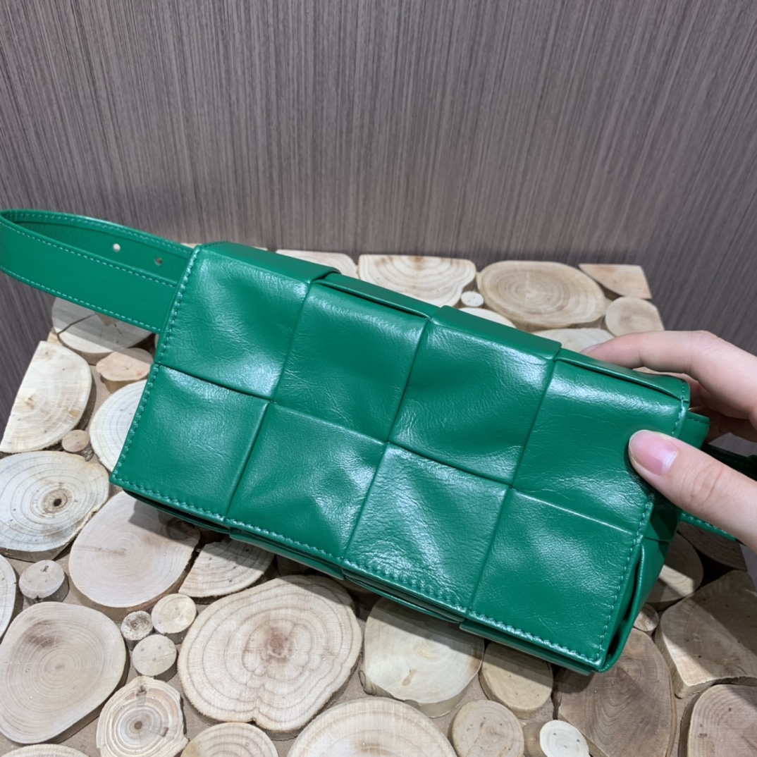 Bottega Veneta葆蝶家 Cassttte四格 651053油蜡皮赛车绿
