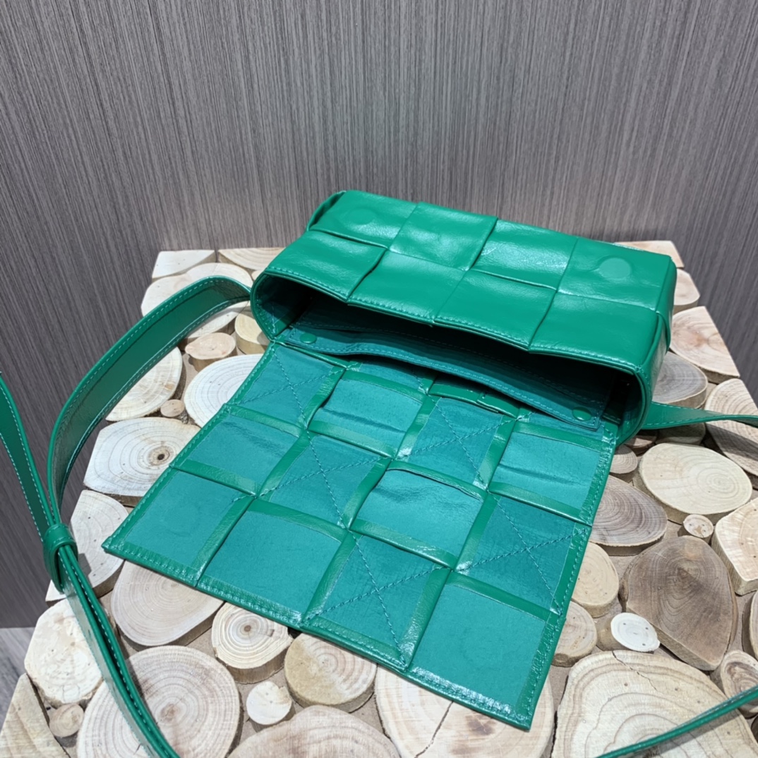 Bottega Veneta葆蝶家 Cassttte四格 651053油蜡皮赛车绿