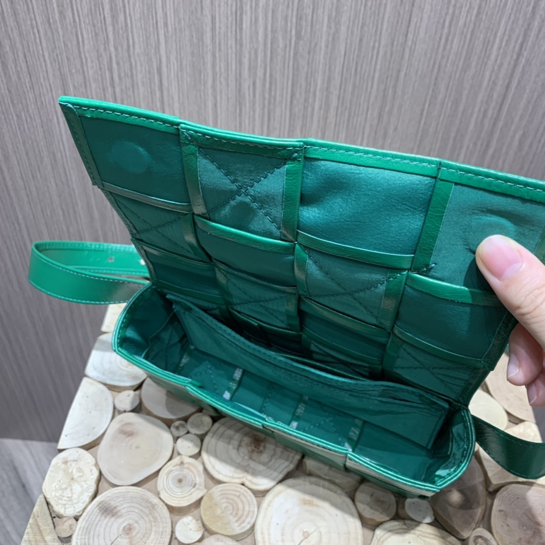 Bottega Veneta葆蝶家 Cassttte四格 651053油蜡皮赛车绿