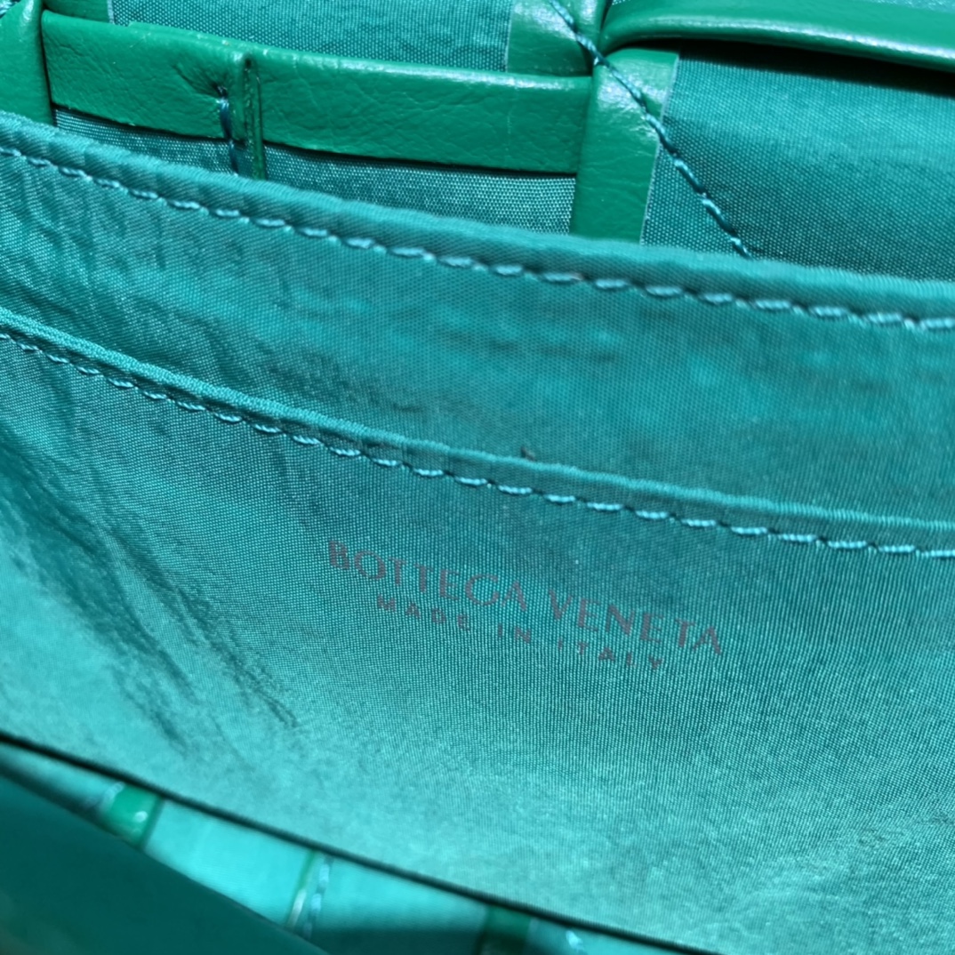 Bottega Veneta葆蝶家 Cassttte四格 651053油蜡皮赛车绿