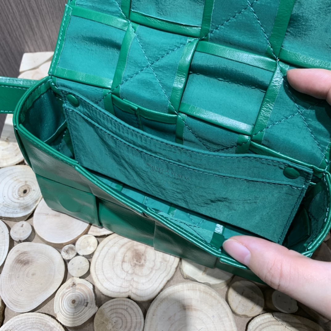 Bottega Veneta葆蝶家 Cassttte四格 651053油蜡皮赛车绿