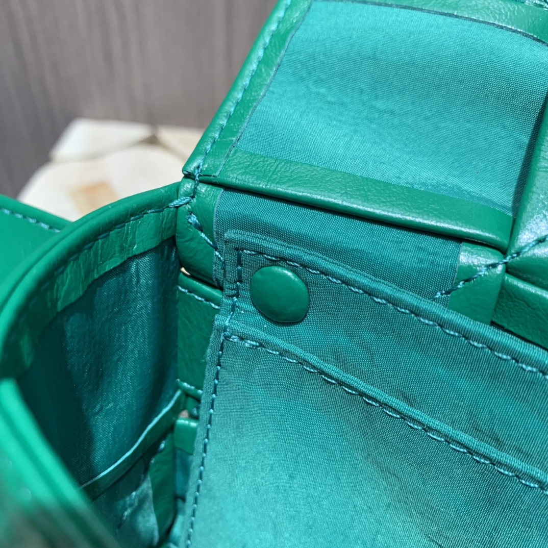 Bottega Veneta葆蝶家 Cassttte四格 651053油蜡皮赛车绿