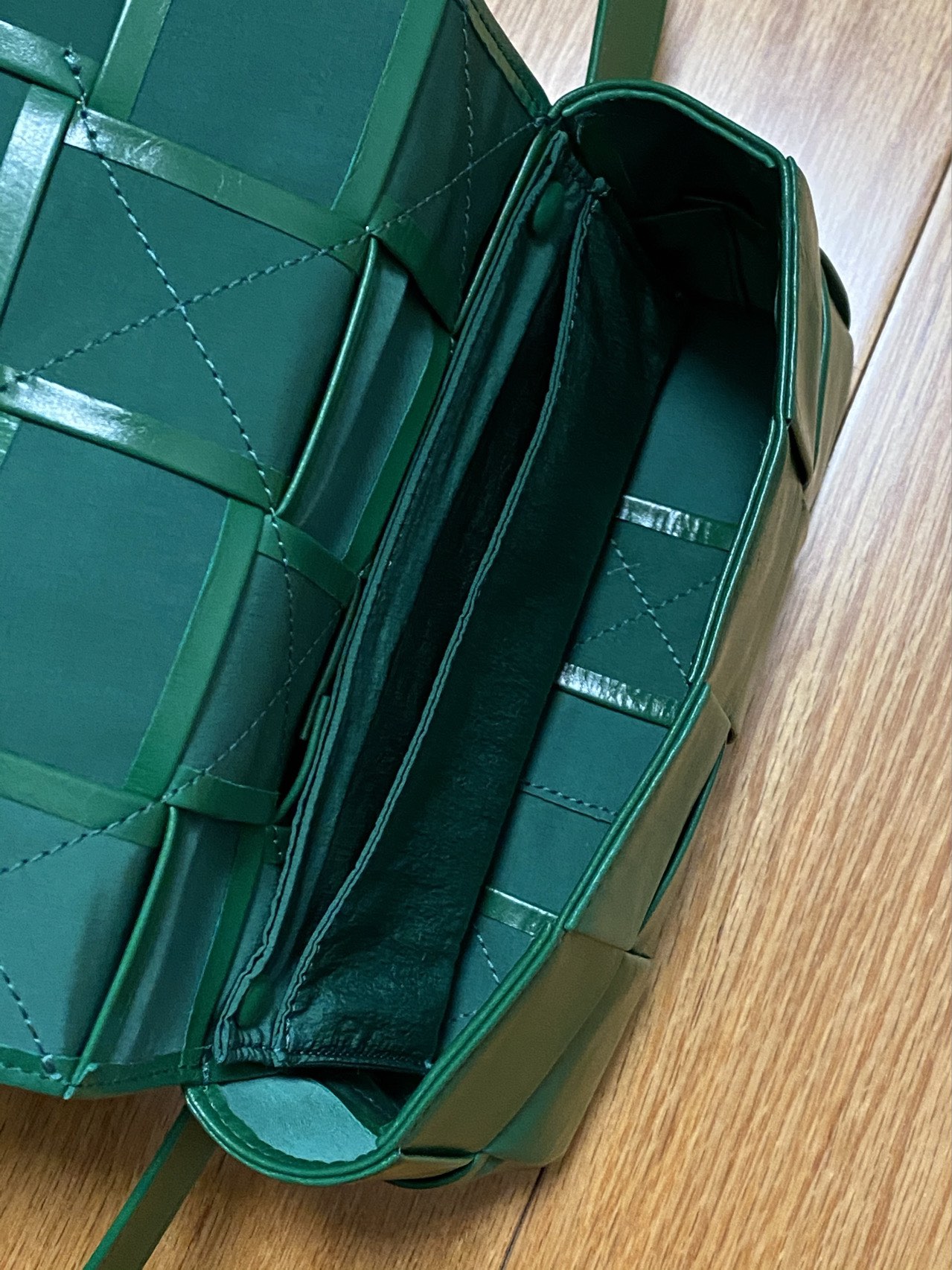 Bottega Veneta葆蝶家 Cassttte四格 651053油蜡皮赛车绿