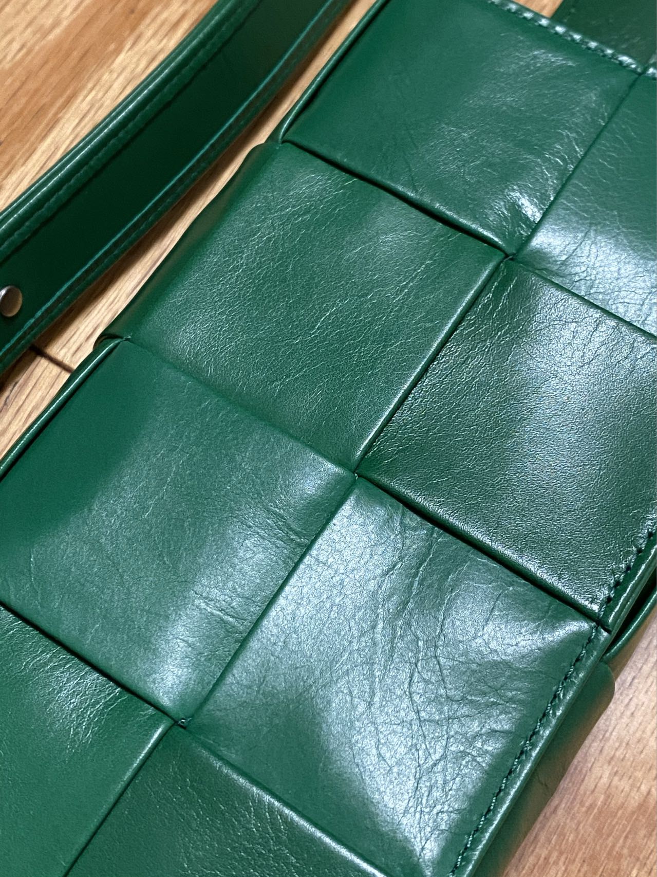 Bottega Veneta葆蝶家 Cassttte四格 651053油蜡皮赛车绿