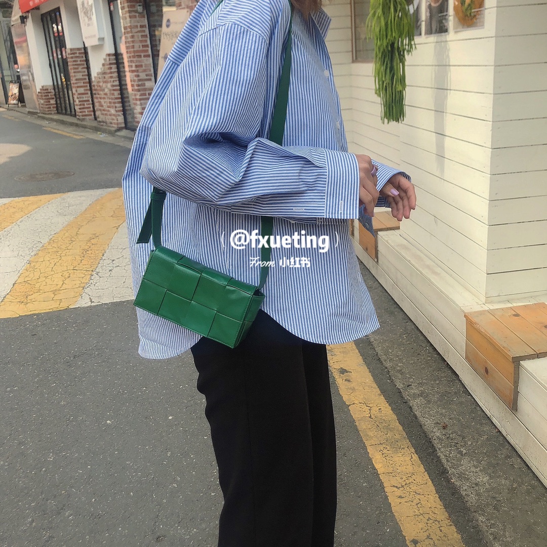 Bottega Veneta葆蝶家 Cassttte四格 651053油蜡皮赛车绿