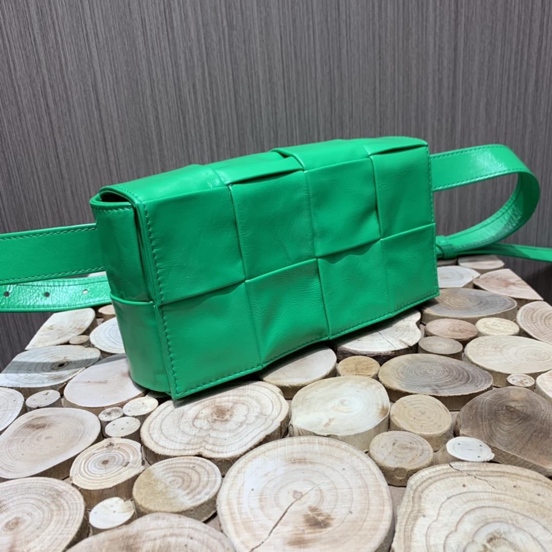 Bottega Veneta葆蝶家 Cassttte四格 651053油蜡皮鹦鹉绿