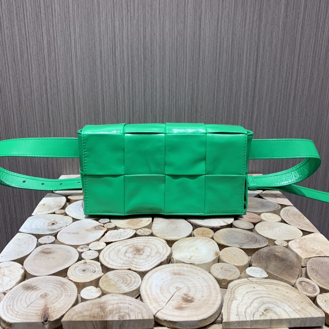 Bottega Veneta葆蝶家 Cassttte四格 651053油蜡皮鹦鹉绿