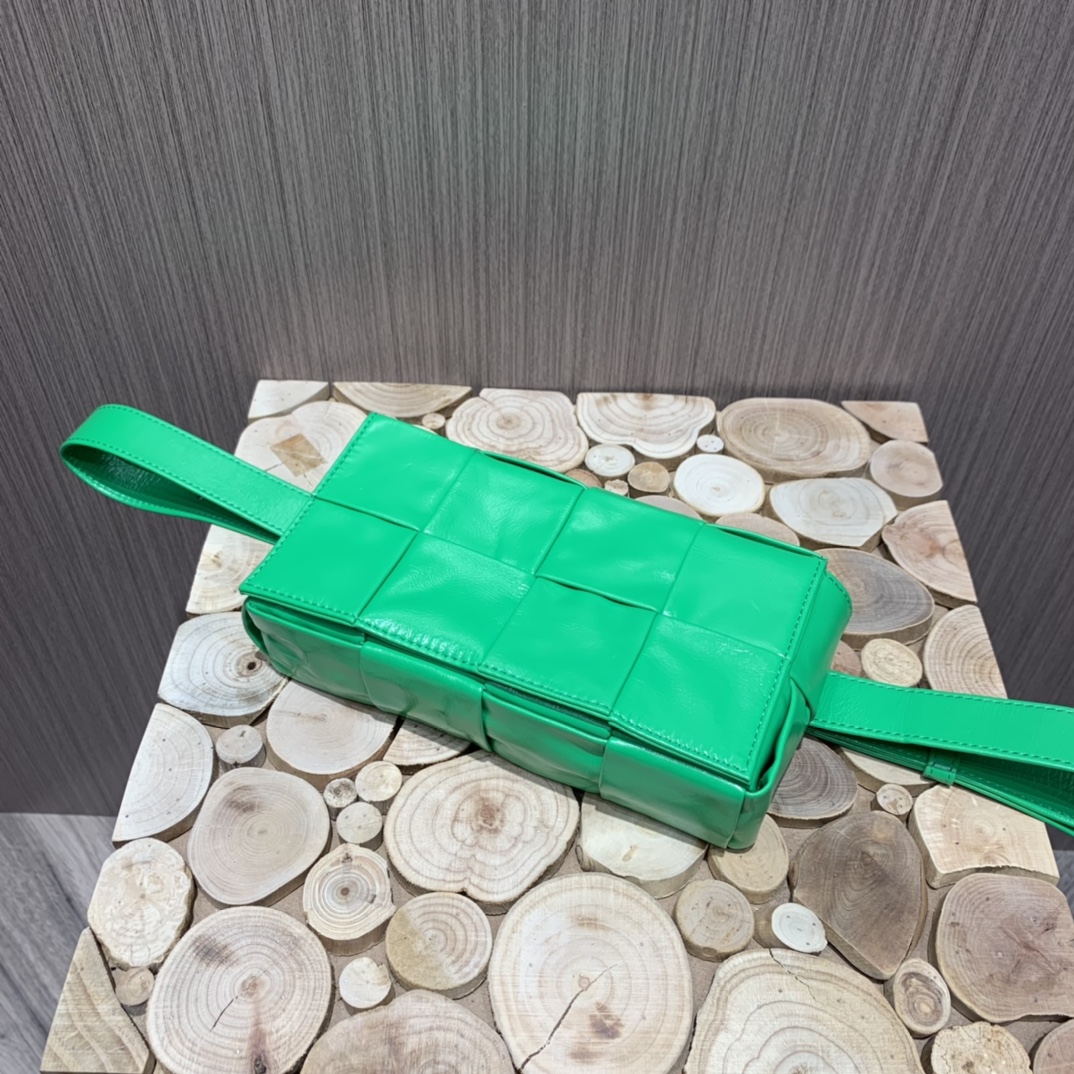 Bottega Veneta葆蝶家 Cassttte四格 651053油蜡皮鹦鹉绿