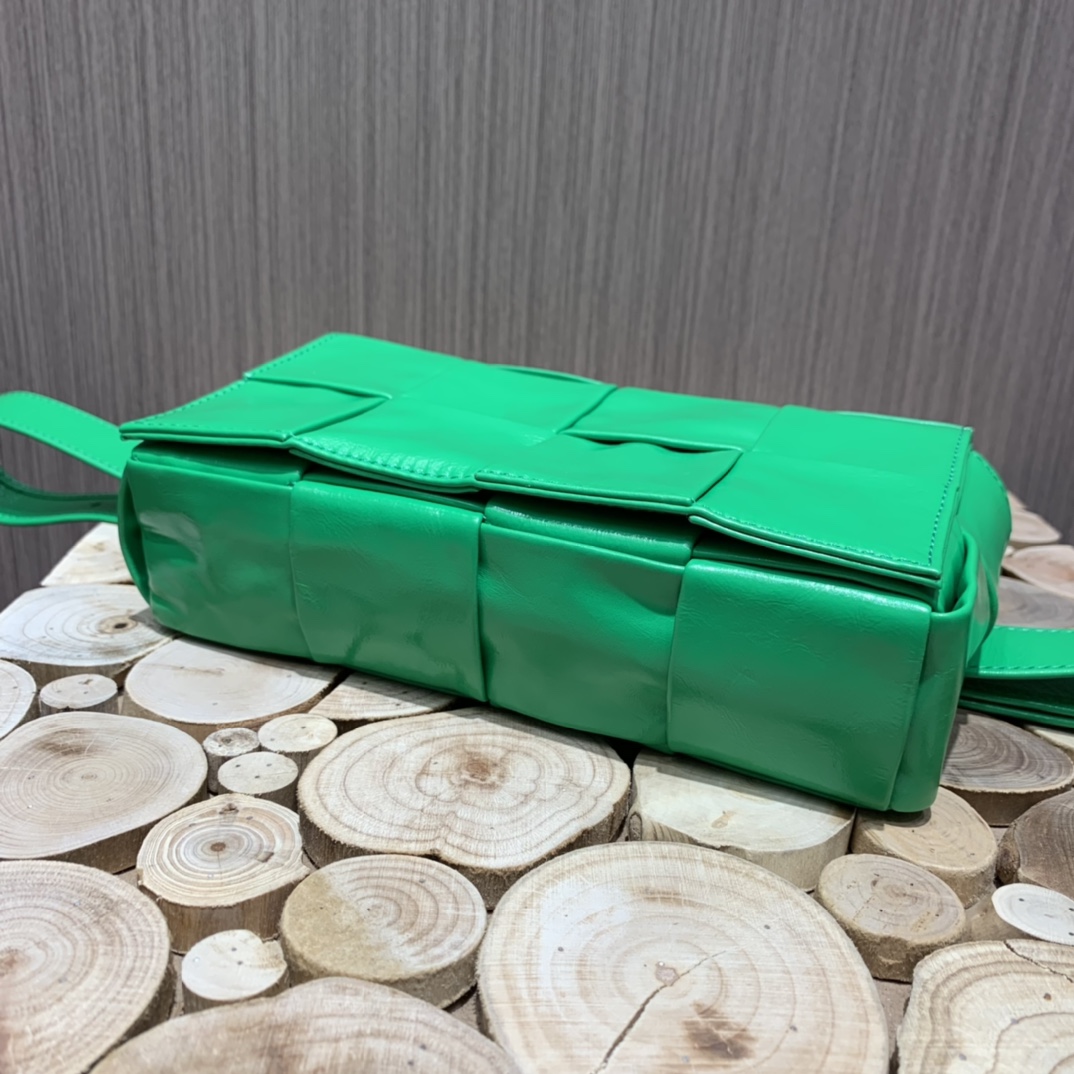 Bottega Veneta葆蝶家 Cassttte四格 651053油蜡皮鹦鹉绿