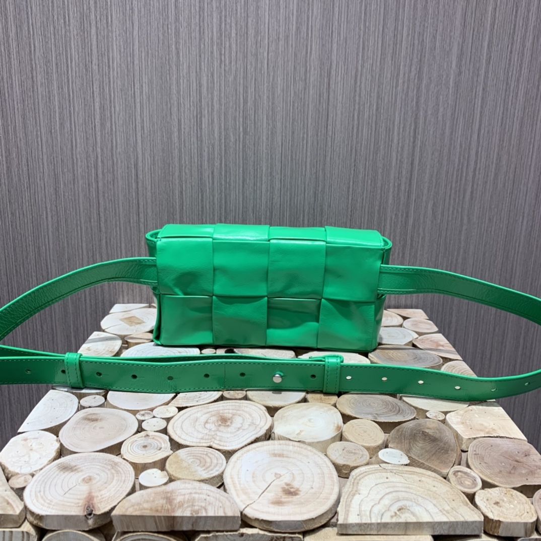 Bottega Veneta葆蝶家 Cassttte四格 651053油蜡皮鹦鹉绿