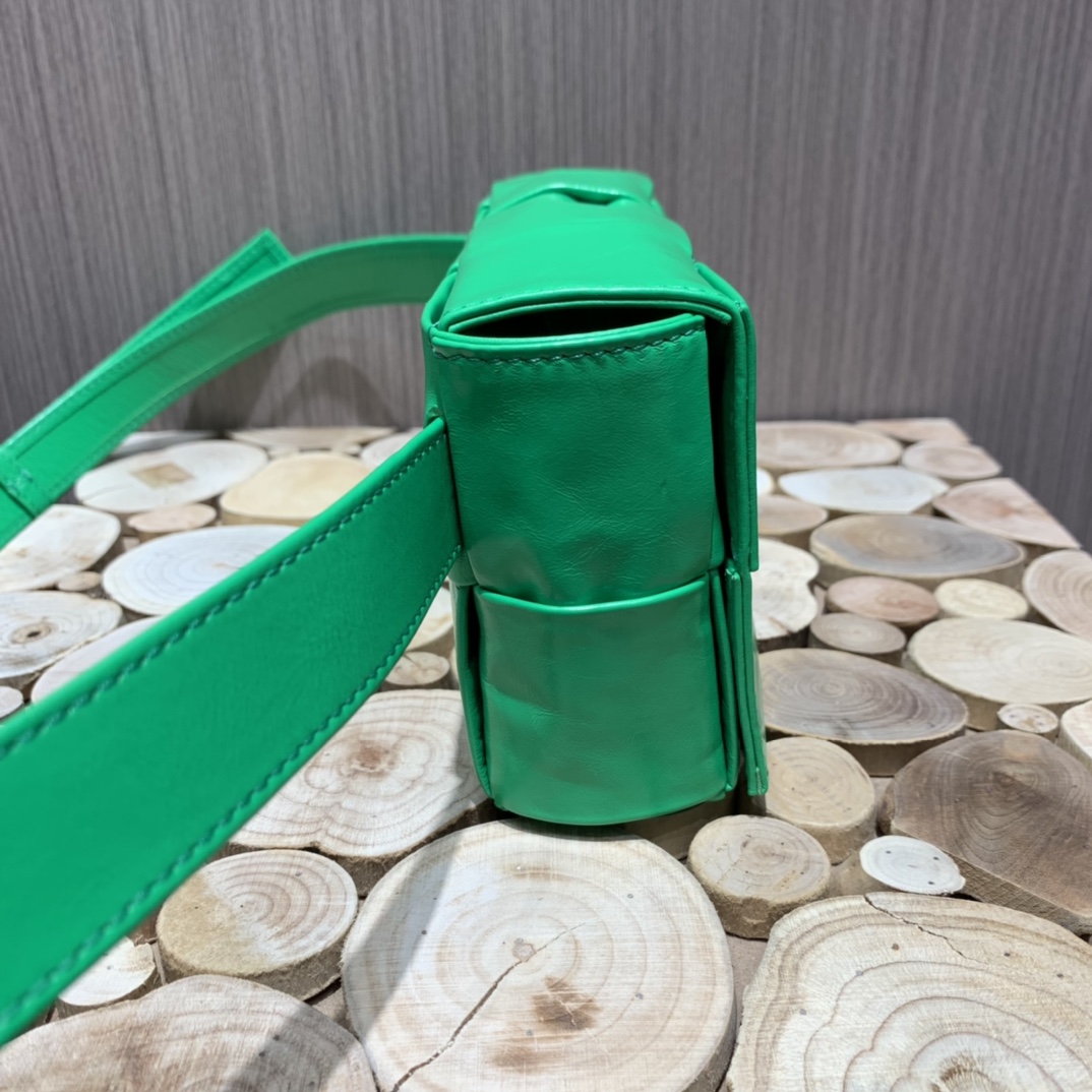 Bottega Veneta葆蝶家 Cassttte四格 651053油蜡皮鹦鹉绿