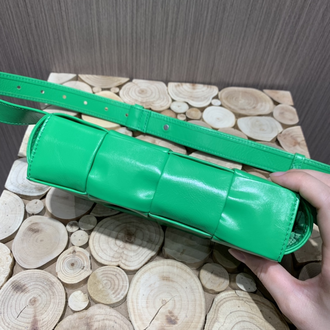 Bottega Veneta葆蝶家 Cassttte四格 651053油蜡皮鹦鹉绿