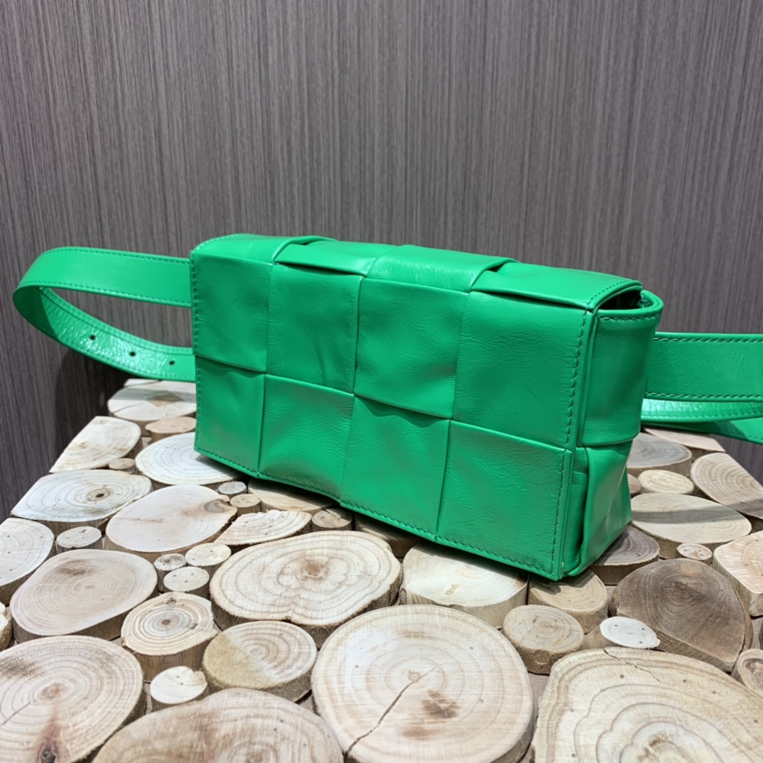 Bottega Veneta葆蝶家 Cassttte四格 651053油蜡皮鹦鹉绿