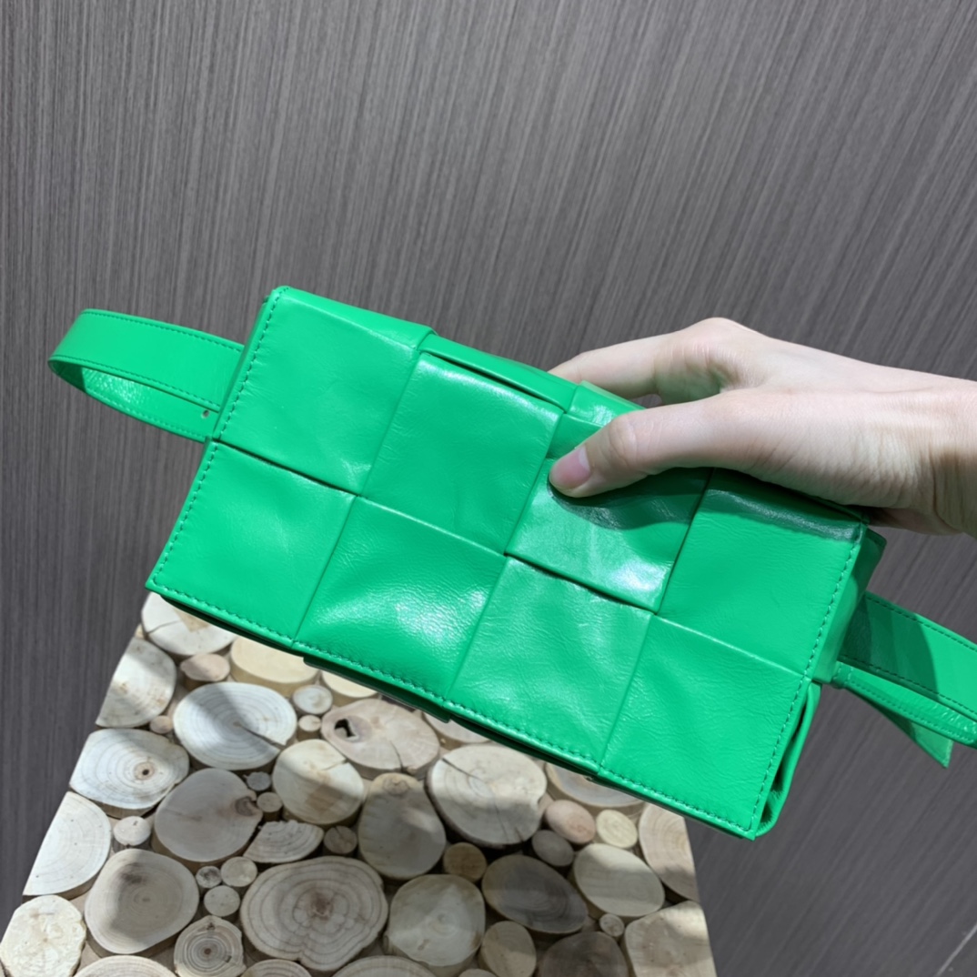 Bottega Veneta葆蝶家 Cassttte四格 651053油蜡皮鹦鹉绿