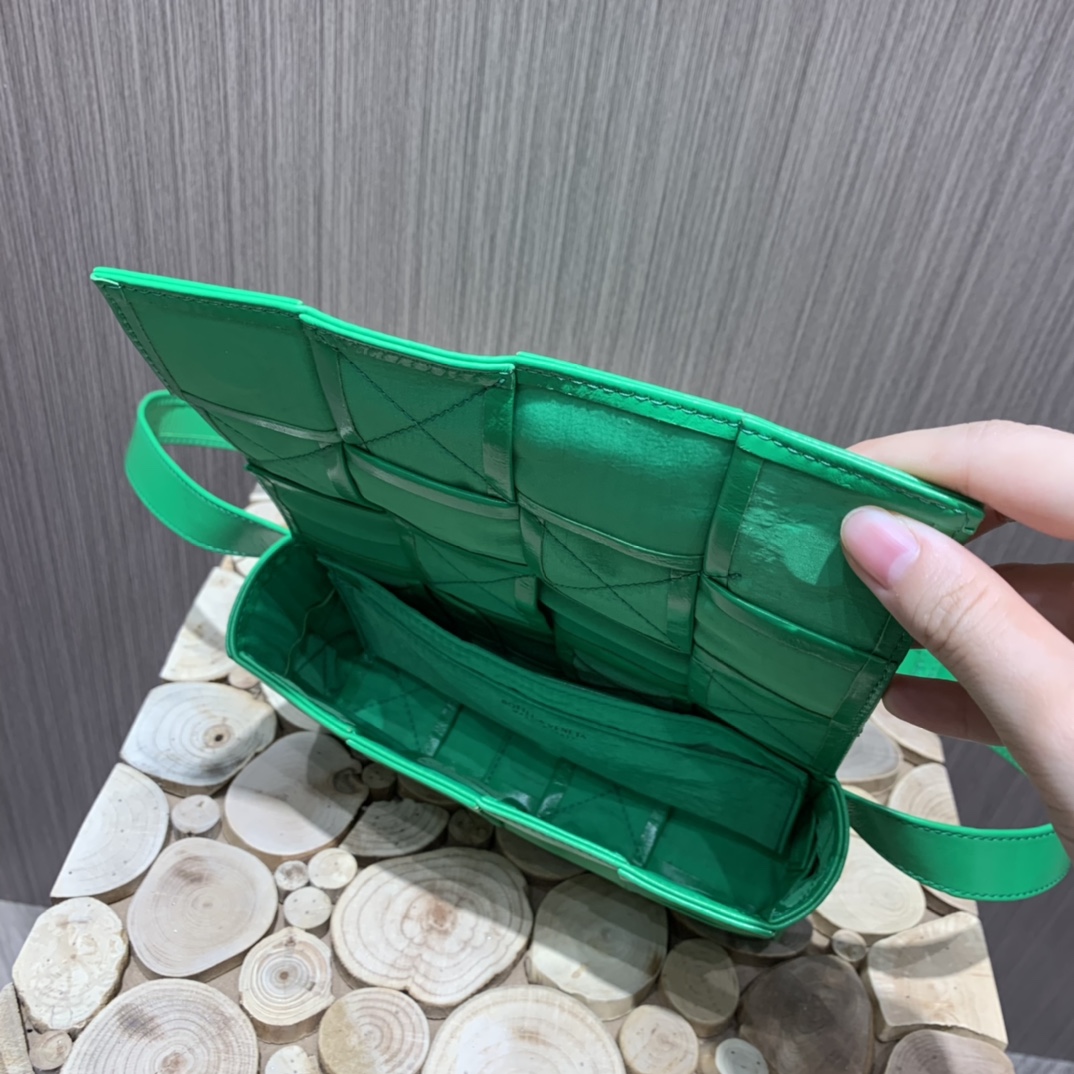 Bottega Veneta葆蝶家 Cassttte四格 651053油蜡皮鹦鹉绿