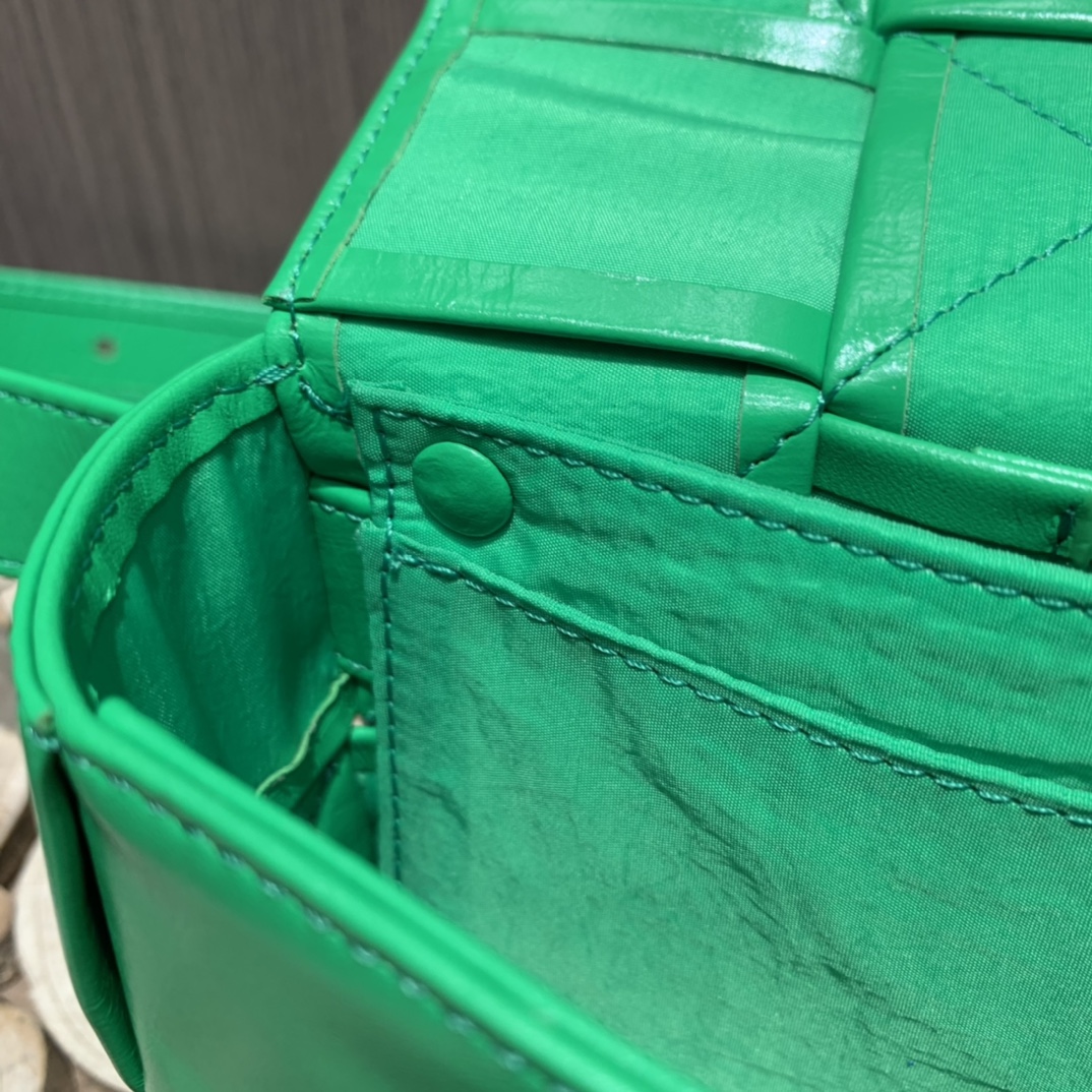 Bottega Veneta葆蝶家 Cassttte四格 651053油蜡皮鹦鹉绿