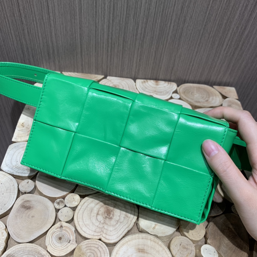 Bottega Veneta葆蝶家 Cassttte四格 651053油蜡皮鹦鹉绿