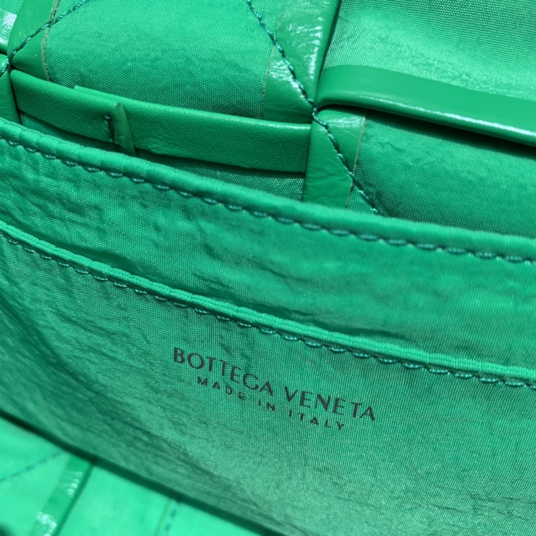 Bottega Veneta葆蝶家 Cassttte四格 651053油蜡皮鹦鹉绿