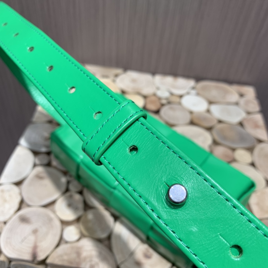 Bottega Veneta葆蝶家 Cassttte四格 651053油蜡皮鹦鹉绿