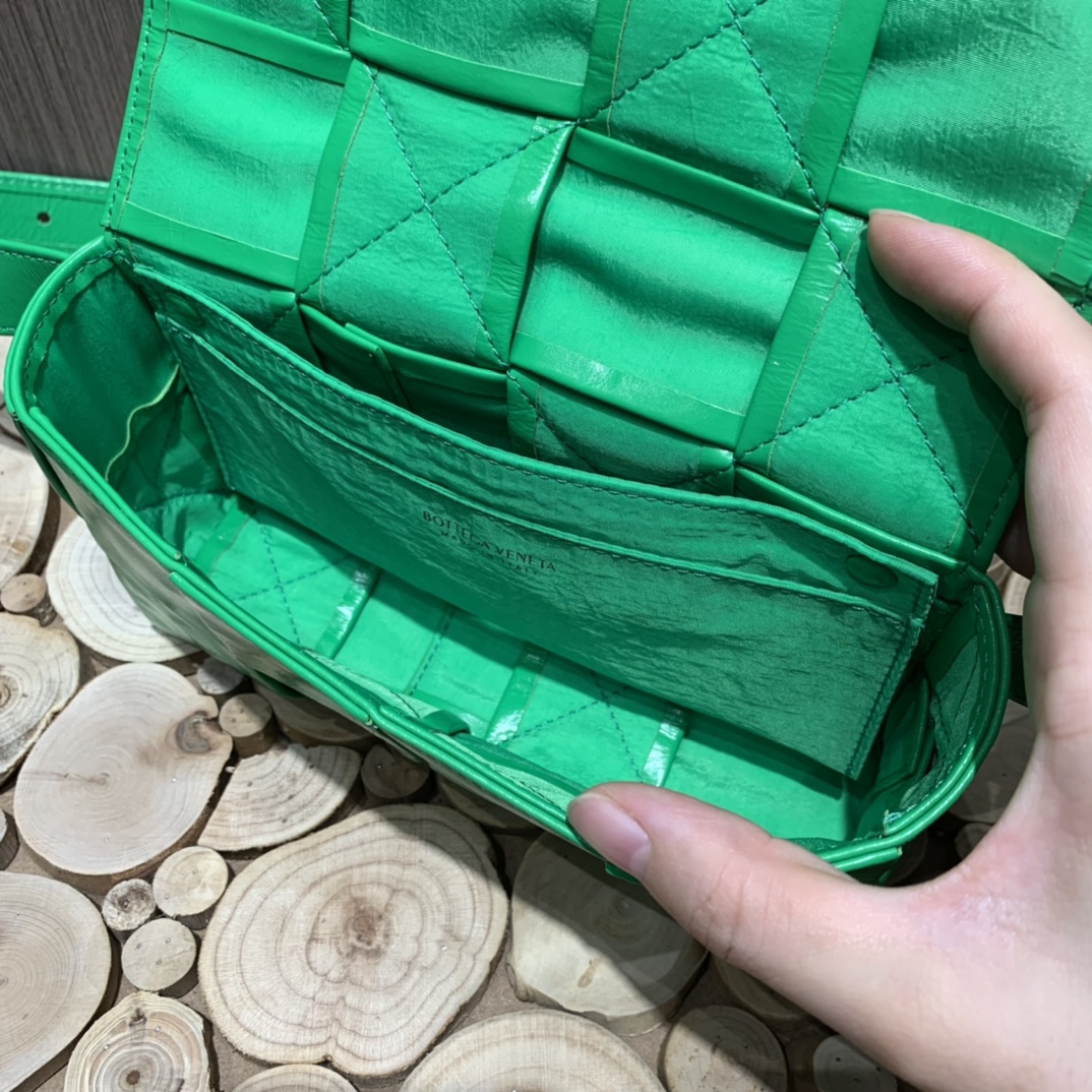 Bottega Veneta葆蝶家 Cassttte四格 651053油蜡皮鹦鹉绿