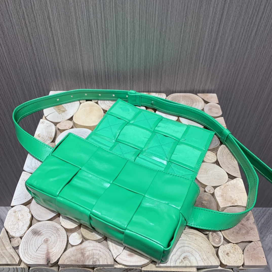 Bottega Veneta葆蝶家 Cassttte四格 651053油蜡皮鹦鹉绿