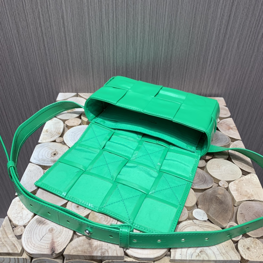 Bottega Veneta葆蝶家 Cassttte四格 651053油蜡皮鹦鹉绿