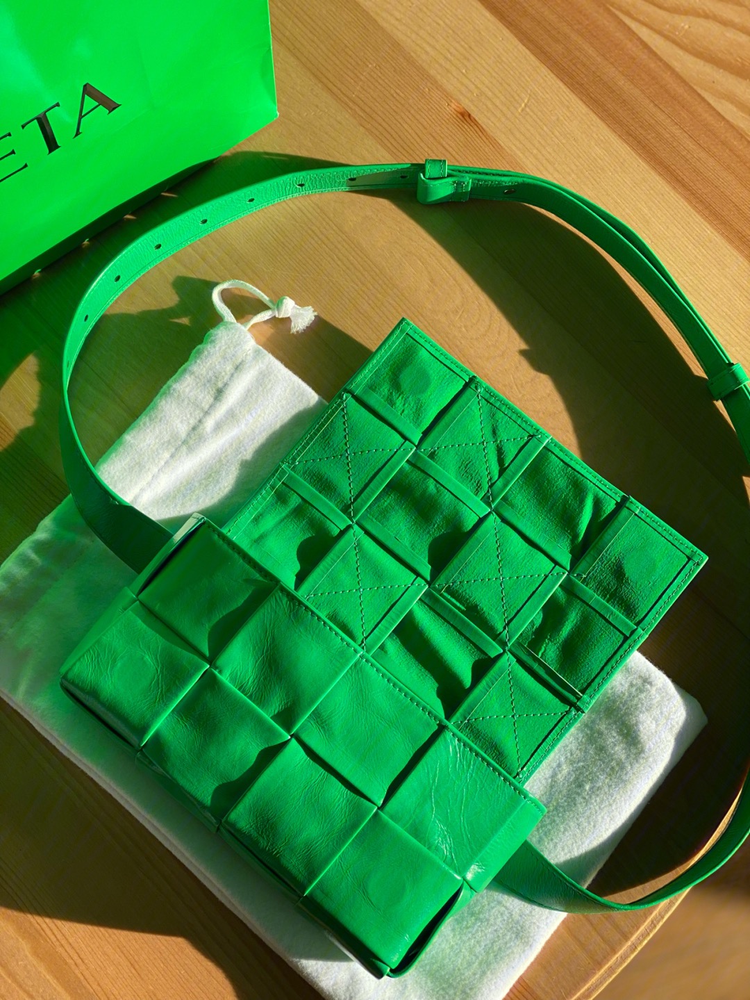 Bottega Veneta葆蝶家 Cassttte四格 651053油蜡皮鹦鹉绿