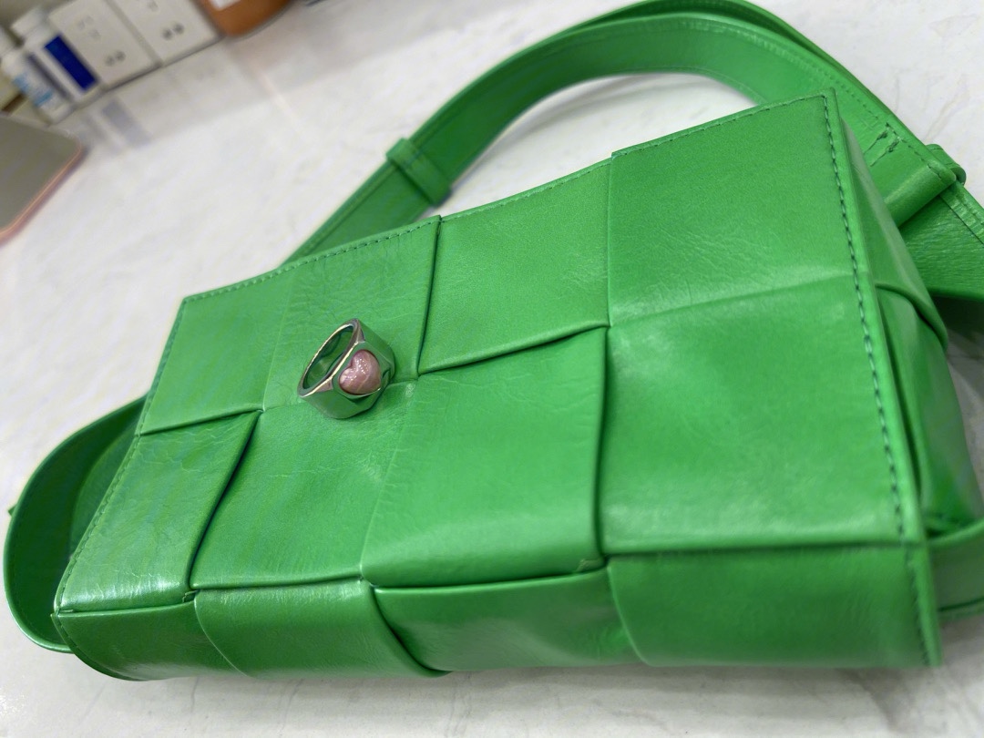 Bottega Veneta葆蝶家 Cassttte四格 651053油蜡皮鹦鹉绿