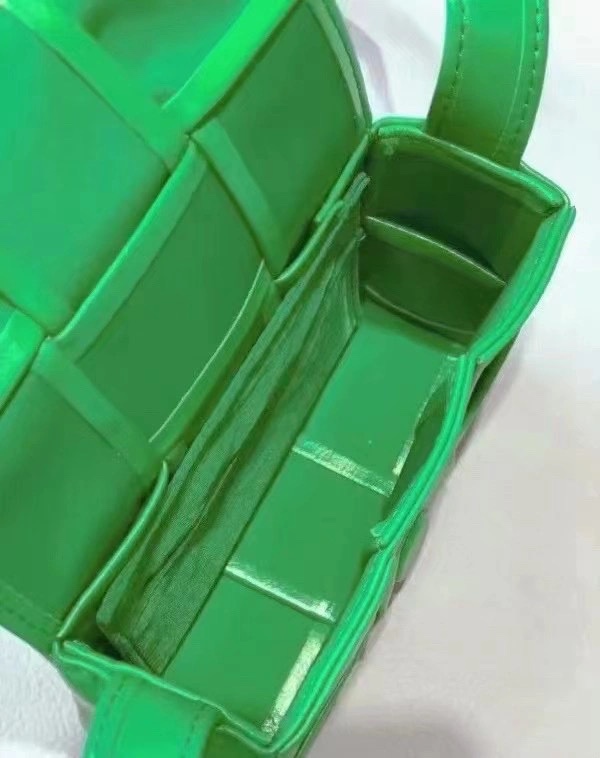 Bottega Veneta葆蝶家 Cassttte四格 651053油蜡皮鹦鹉绿