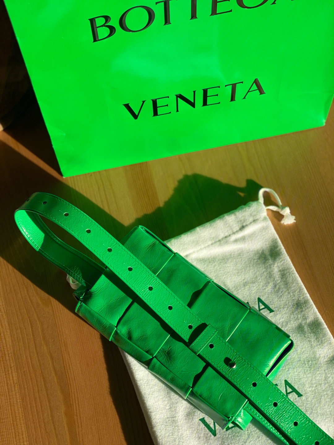 Bottega Veneta葆蝶家 Cassttte四格 651053油蜡皮鹦鹉绿