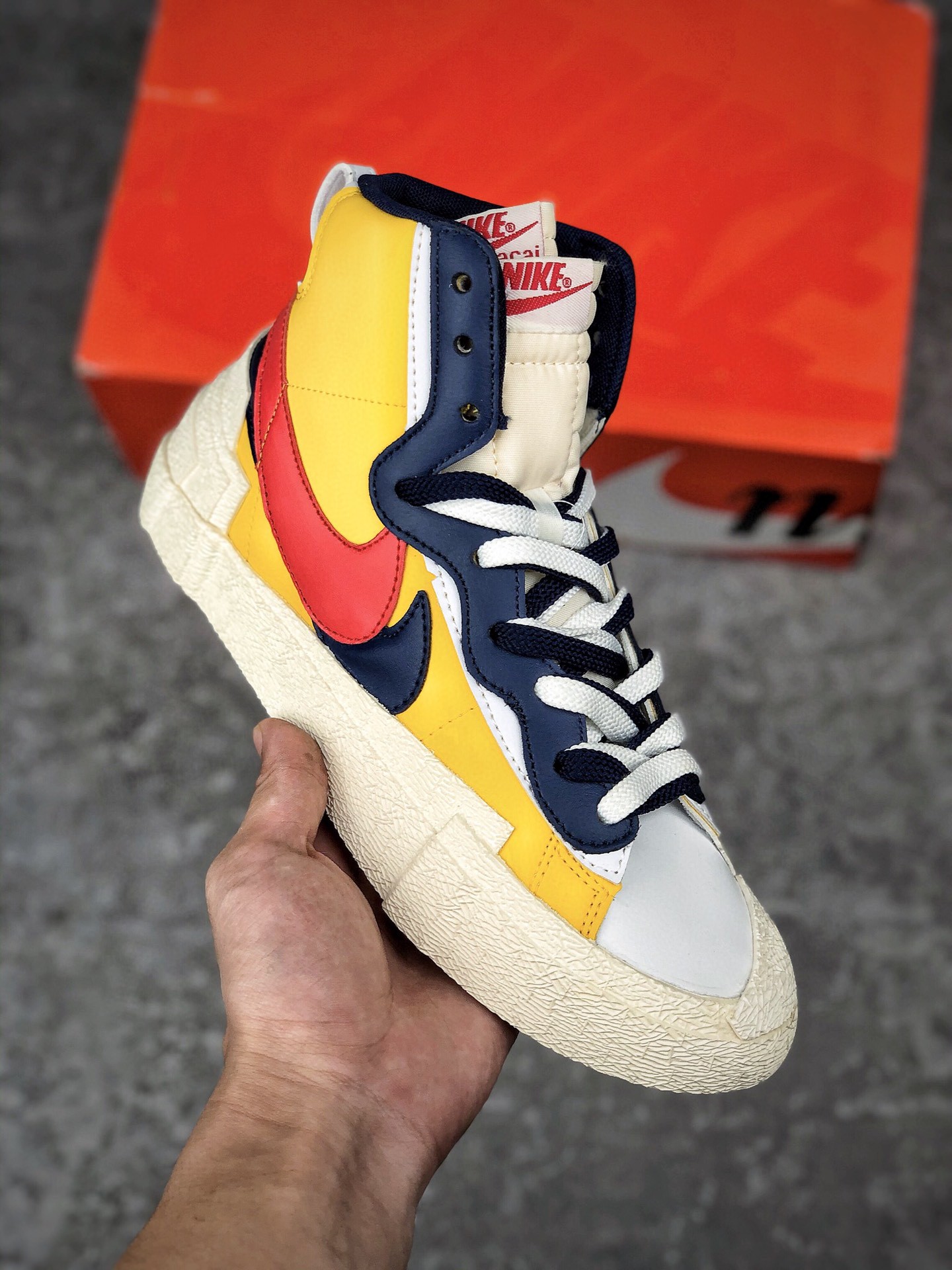 集合图
 支持放店
 日式解构美学品牌 Sacai X Nike Blazer Mid 联名重叠设计前卫开拓者百搭板鞋 性价比超高
#优质原楦开发版型#无色差皮革材质#原装抽屉礼盒包装 将解构风格进行到底 货号：BV0072-100
尺码：36 36.5 37.5 38 38.5 39 40 40.5 41 42 42.5 43 44 44.5 45