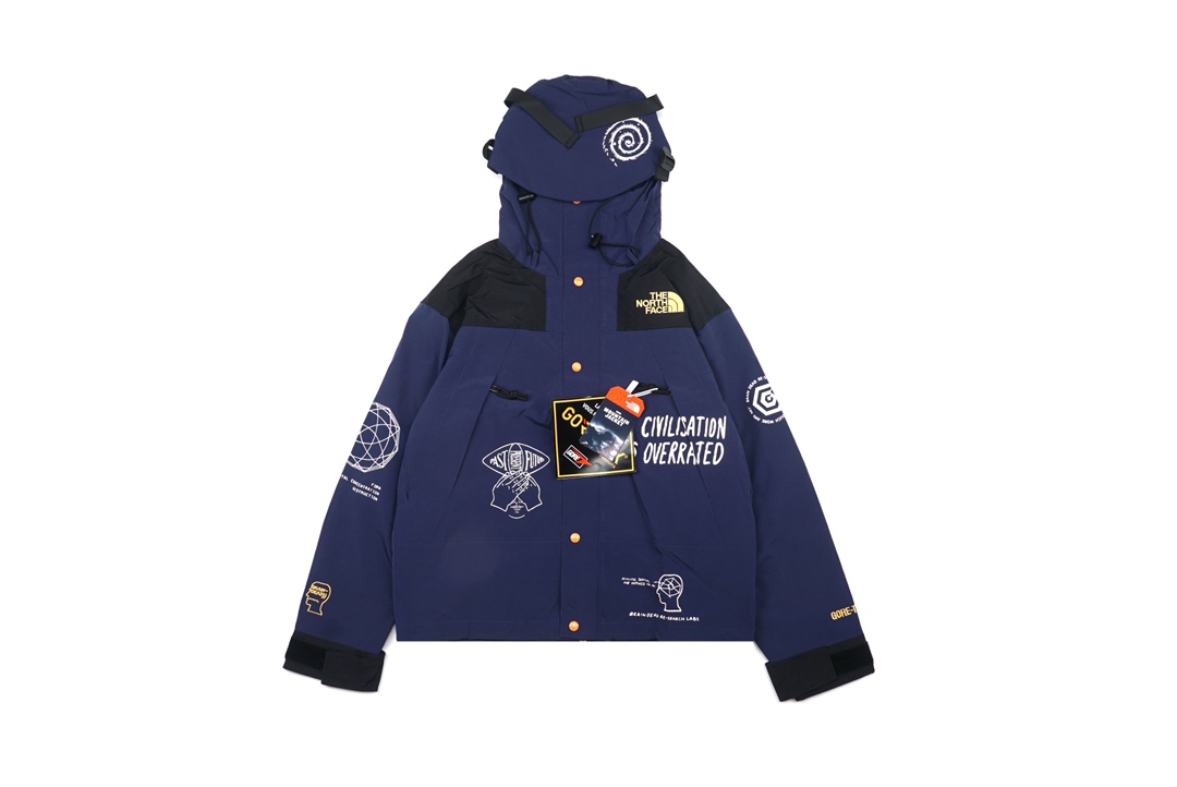 The North Face x Brain Dead TNF 北面脑死亡联名涂鸦冲锋衣夹克 TNF 与洛杉矶艺术街头品牌 Brain Dead 首度合作 刺绣采用田岛刺绣机器经过数多次修改对比 正确 R字收尾 大象腿 正确2022全新镭射炫彩防伪标识 面料 辅料 ykk正品拉链 全部原版一致 总共 8条ykk拉链 8条还分不同的型号 防水涂层 防水pu膜 全身压胶 手感防水效果 和正品完全一致 内置薄绒 保暖挡风性能具佳 耗时耗力 人工成本极高 全部对位缝制 一丝不苟 特别一点 采用的是正版 纯铜扣子 市面低端廉价版本使用的是通用铝扣子 每一款TNF衣服上的扣子大小都是不同区别 不能通用 给懂货的人自然懂 说多无用