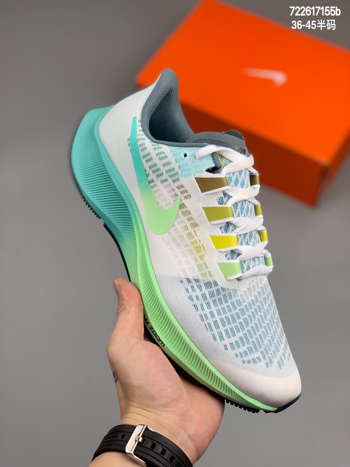 
Nike Zoom Pegasus Turpo37 登月跑鞋37代透气缓震疾速跑鞋 采用透气网眼鞋面搭配外翻式鞋口，为脚跟区域营造出色舒适度，而在鞋底部分，搭载全掌型ZOOM AIR配置，锐意革新缓震系统，缔造平稳顺畅的自然步履体验  尺码:36-45半码  编码：722617155b