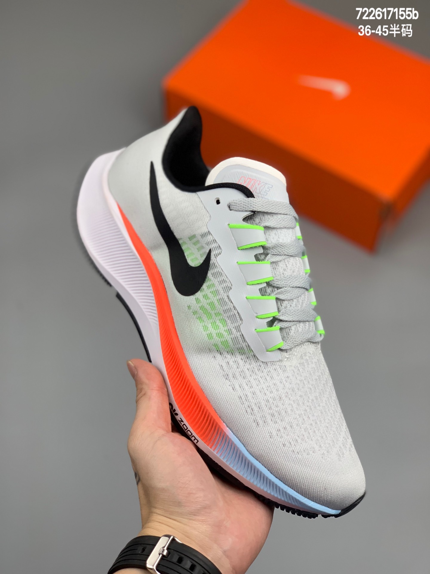 
Nike Zoom Pegasus Turpo37 登月跑鞋37代透气缓震疾速跑鞋 采用透气网眼鞋面搭配外翻式鞋口，为脚跟区域营造出色舒适度，而在鞋底部分，搭载全掌型ZOOM AIR配置，锐意革新缓震系统，缔造平稳顺畅的自然步履体验  尺码:36-45半码  编码：722617155b