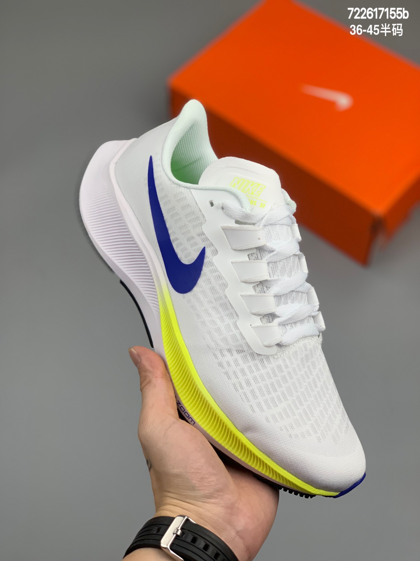 
Nike Zoom Pegasus Turpo37 登月跑鞋37代透气缓震疾速跑鞋 采用透气网眼鞋面搭配外翻式鞋口，为脚跟区域营造出色舒适度，而在鞋底部分，搭载全掌型ZOOM AIR配置，锐意革新缓震系统，缔造平稳顺畅的自然步履体验  尺码:36-45半码  编码：722617155b