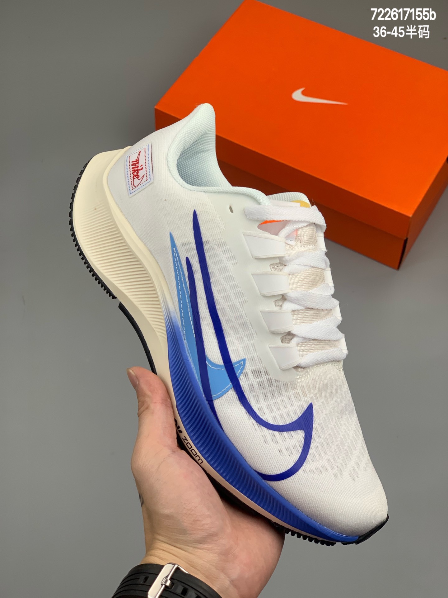 
Nike Zoom Pegasus Turpo37 登月跑鞋37代透气缓震疾速跑鞋 采用透气网眼鞋面搭配外翻式鞋口，为脚跟区域营造出色舒适度，而在鞋底部分，搭载全掌型ZOOM AIR配置，锐意革新缓震系统，缔造平稳顺畅的自然步履体验  尺码:36-45半码  编码：722617155b