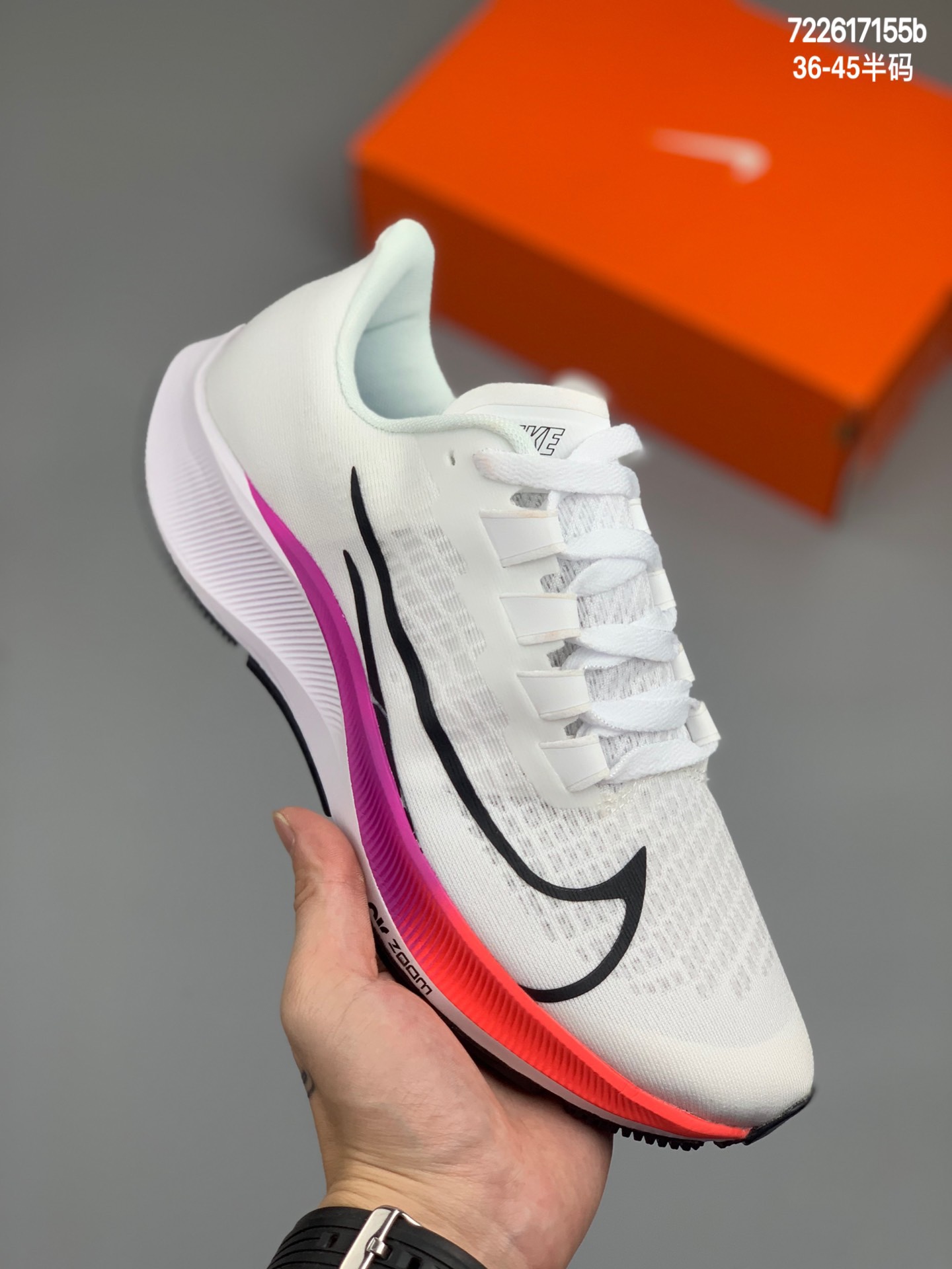 
Nike Zoom Pegasus Turpo37 登月跑鞋37代透气缓震疾速跑鞋 采用透气网眼鞋面搭配外翻式鞋口，为脚跟区域营造出色舒适度，而在鞋底部分，搭载全掌型ZOOM AIR配置，锐意革新缓震系统，缔造平稳顺畅的自然步履体验  尺码:36-45半码  编码：722617155b