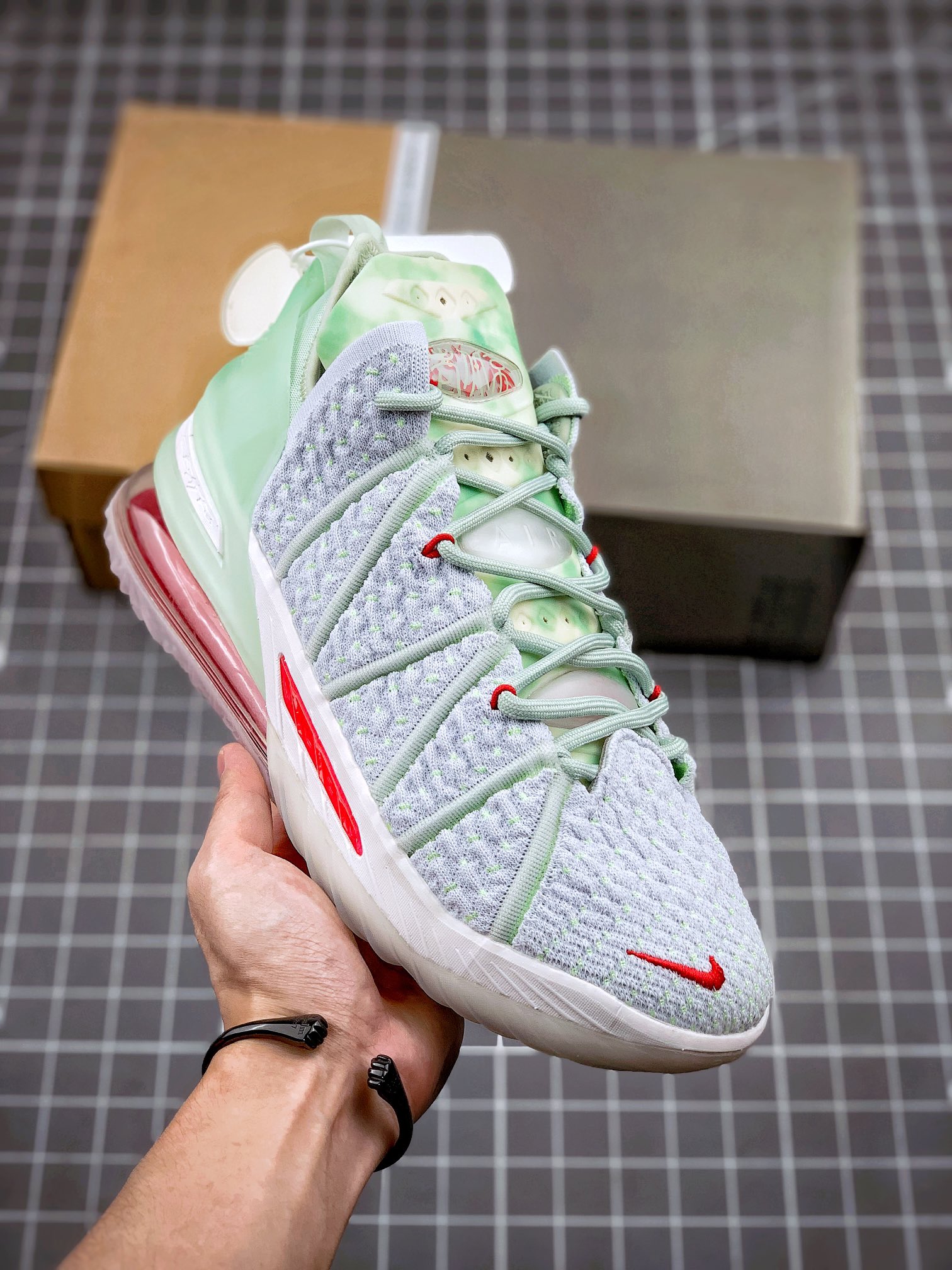 Destrucción del mundo puro original, primer "James" generación oficial NIKE LEBRON 18, prohibido en la Ciudad…