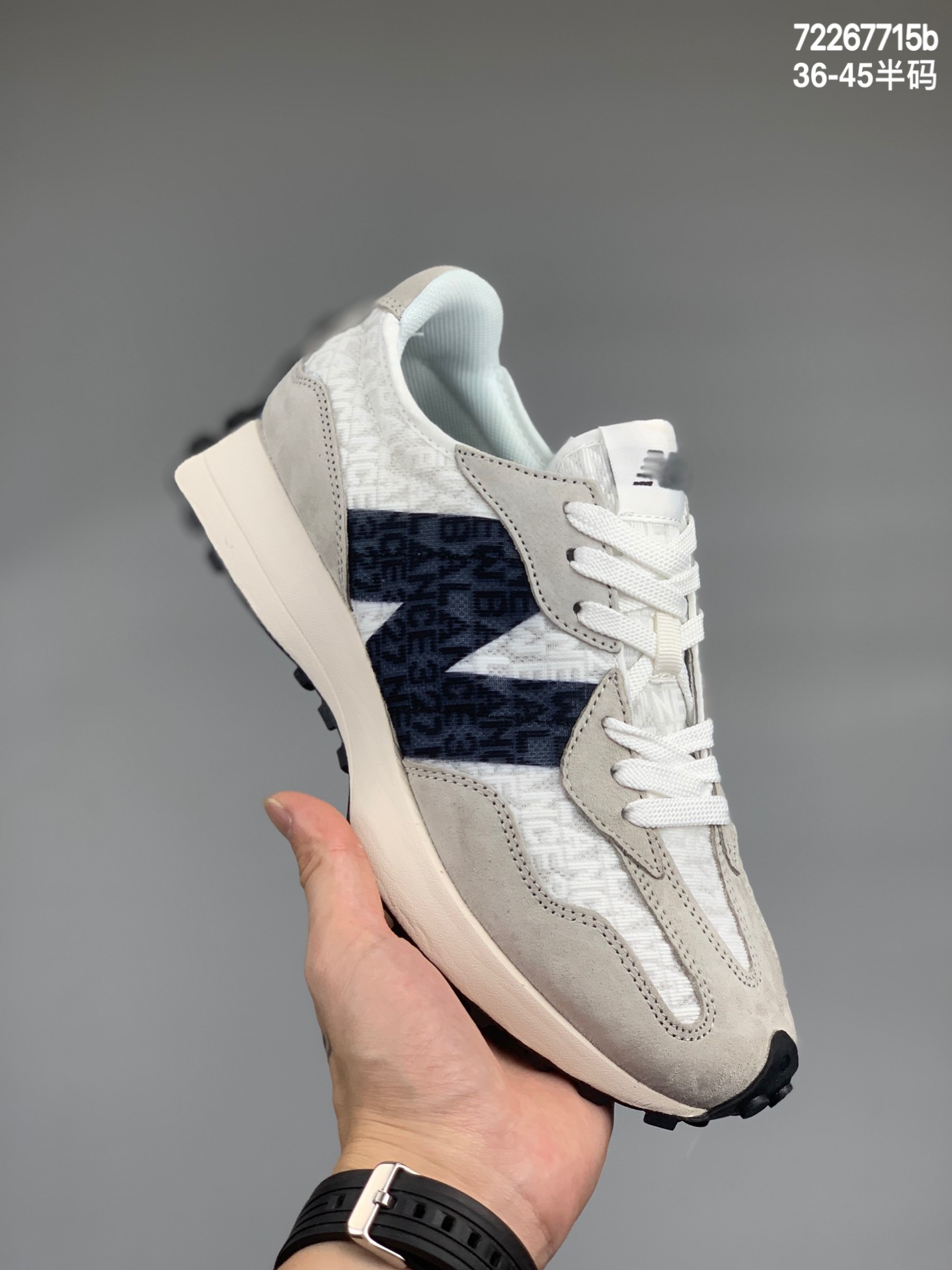 
原装正确细节 当前最优版本New Balance MS327 冰丝系列复古休闲运动慢跑鞋 原鞋打版 细节完美 采用尼龙及猪巴革麂皮物料拼接构成#中底高弹PU材质及满丁防滑橡胶外底上世纪 70 年代的意大利街头风格NB新百伦 全新 New Balance 327 系列，以更纯粹的复古风格设计打造的全新造型。侧身还以解构设计，将 N 字标志以做旧压花样式呈现，样式别具新意。而麂皮、冲孔皮革的塑造，则呈现出高级怀旧气质，也让鞋款在奢华时装风格与运动氛围之间达到了平衡。Size：36-45半码 编码：72267715b