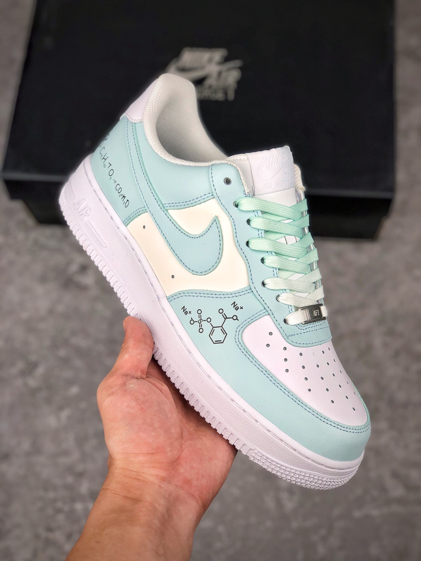  支持放店
官方爆款定制 二次元主题 Nike Air Force 1 Low’07 化学公式配色 空军一号低帮休闲板鞋 定制皮料 原楦原纸板 纯正空军版型 内置全掌solo气垫 货号：CW2288-303
 Size：36 36.5 37.5 38 38.5 39 40 40.5 41 42 42.5 43 44 44.5 45