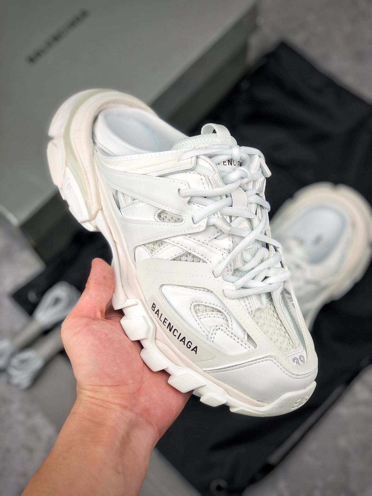  终端放店
Balenciag Sneaker Tess s.Gomma MAILLE
大厂纯原版本 原装大盒 巴黎世3.0三代半拖 
从里到外 一切百分百还原官方配置 顶级专供碾压市面一切
Size：35 36 37 38 39 40 41 42 43 44 45 46