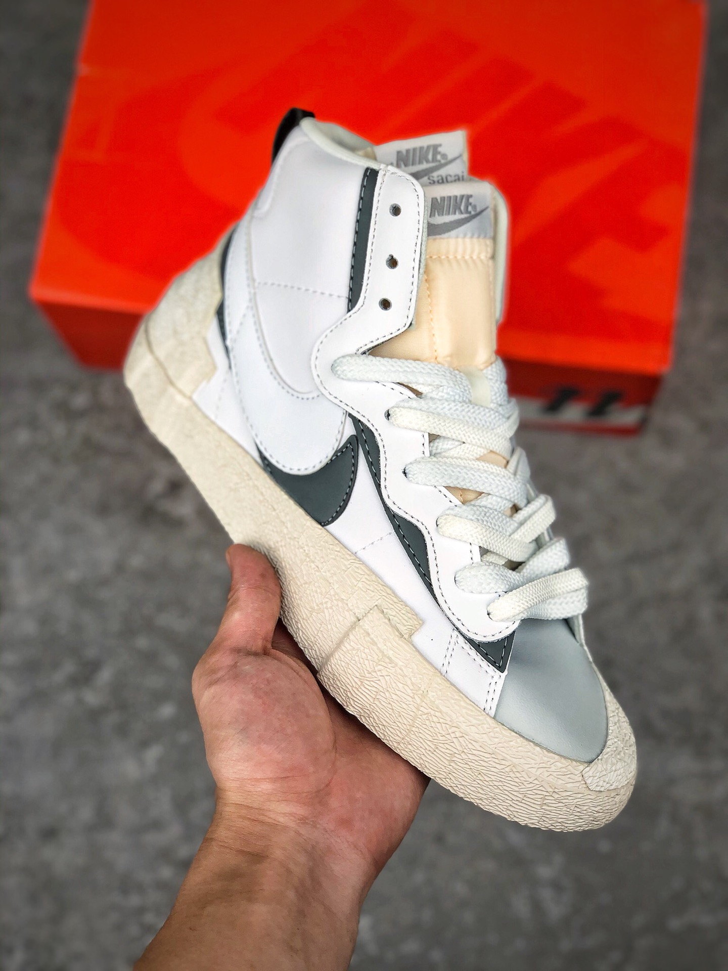  支持放店
 日式解构美学品牌 Sacai X Nike Blazer Mid 联名重叠设计前卫开拓者百搭板鞋 性价比超高
#优质原楦开发版型#无色差皮革材质#原装抽屉礼盒包装 将解构风格进行到底 货号：BV0072-100
尺码：36 36.5 37.5 38 38.5 39 40 40.5 41 42 42.5 43 44 44.5 45