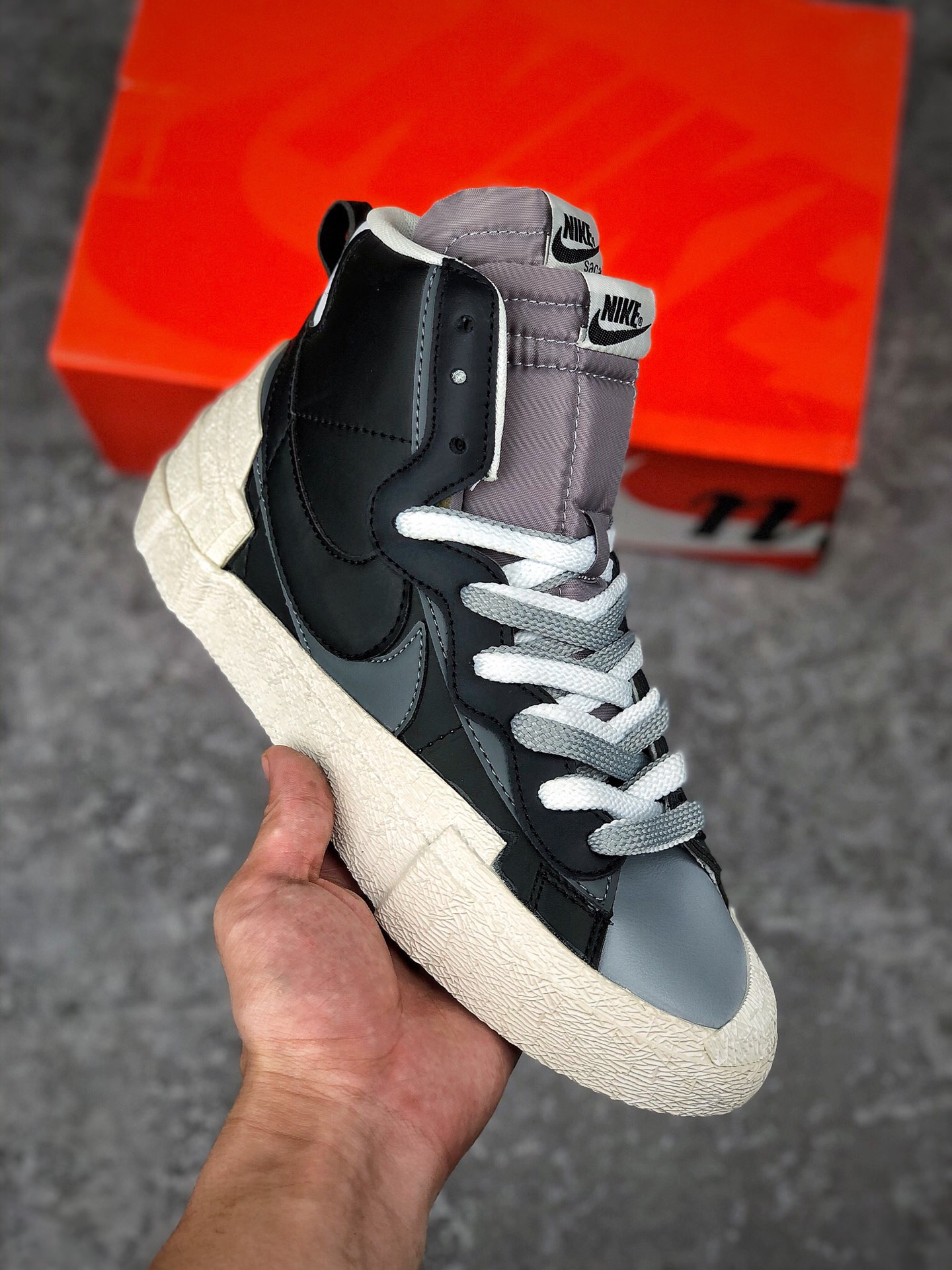  支持放店
 日式解构美学品牌 Sacai X Nike Blazer Mid 联名重叠设计前卫开拓者百搭板鞋 性价比超高
#优质原楦开发版型#无色差皮革材质#原装抽屉礼盒包装 将解构风格进行到底 货号：BV0072-100
尺码：36 36.5 37.5 38 38.5 39 40 40.5 41 42 42.5 43 44 44.5 45