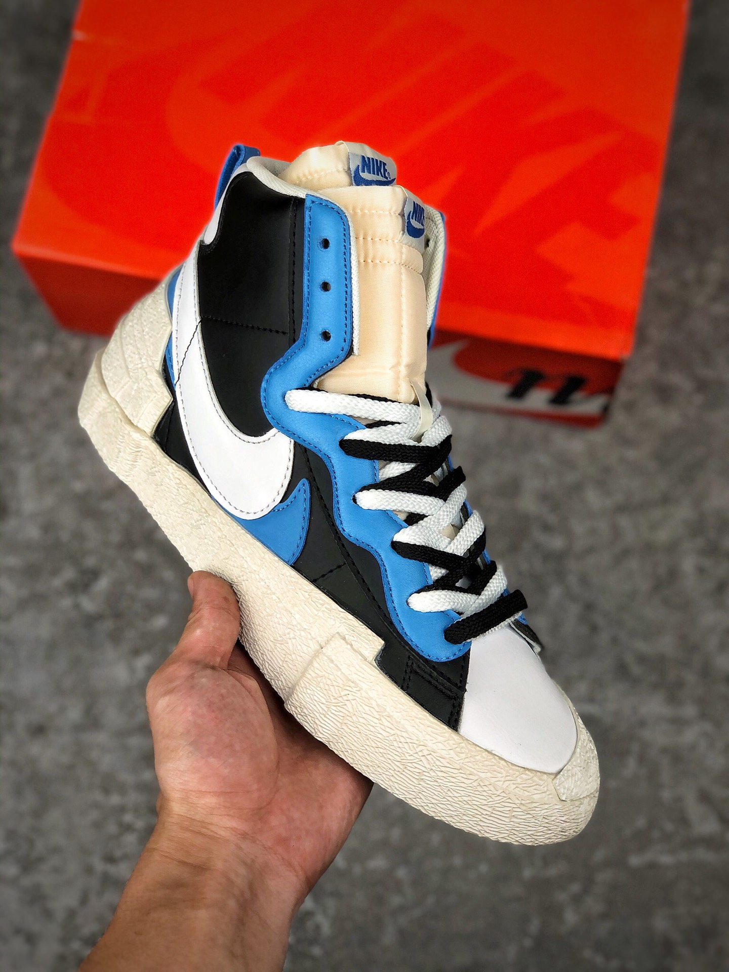  支持放店
 日式解构美学品牌 Sacai X Nike Blazer Mid 联名重叠设计前卫开拓者百搭板鞋 性价比超高
#优质原楦开发版型#无色差皮革材质#原装抽屉礼盒包装 将解构风格进行到底 货号：BV0072-100
尺码：36 36.5 37.5 38 38.5 39 40 40.5 41 42 42.5 43 44 44.5 45